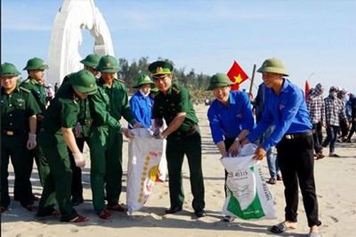 Hơn 1000 đoàn viên địa phương và Bộ đội Biên phòng Hà Tĩnh tham gia chiến dịch làm sạch biển
