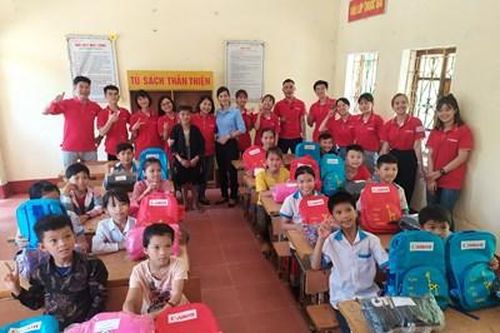 Canon Việt Nam thăm, tặng quà điểm trường hữu nghị Canon-Thác Đất