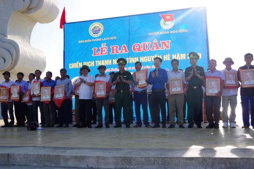 Hơn 1.000 đoàn viên thanh niên ra quân làm sạch môi trường bãi biển ở Hà Tĩnh