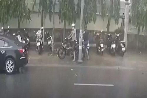 Kẻ gian chở đồng bọn đi trộm xe máy ở Đồng Nai
