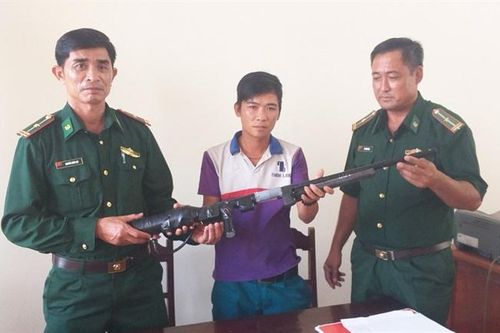 Người dân phát hiện và giao nộp súng tự chế