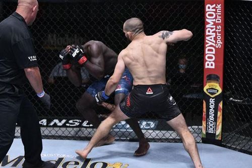 Đấm đối thủ như giã gạo, 'Quái vật UFC' giành hơn nửa tỷ đồng tiền thưởng