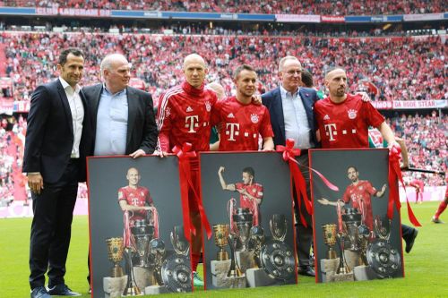 Huyền thoại Arjen Robben bất ngờ tái xuất sau 1 năm treo giày