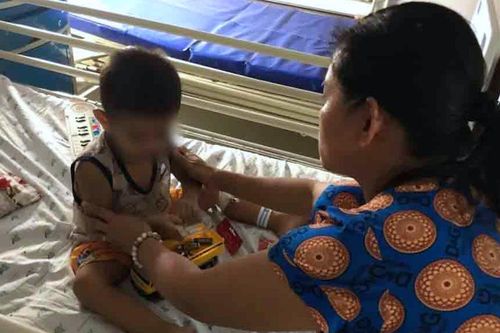 Bé 3 tuổi nguy kịch vì uống nhầm axit đựng trong chai nước trà xanh