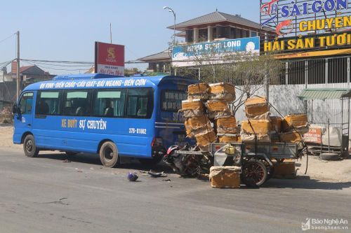 Tông vào đuôi xe buýt, một người đi xe máy phải nhập viện