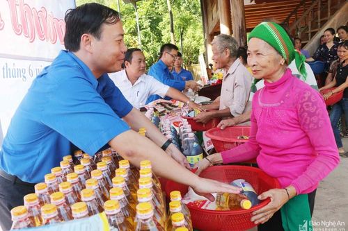 Khám bệnh, cấp phát thuốc và tặng quà cho 105 hộ đồng bào Ơ Đu tại Tương Dương