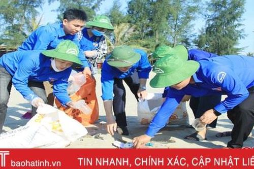 Hơn 1.000 thanh niên Nghi Xuân ra quân vệ sinh môi trường biển