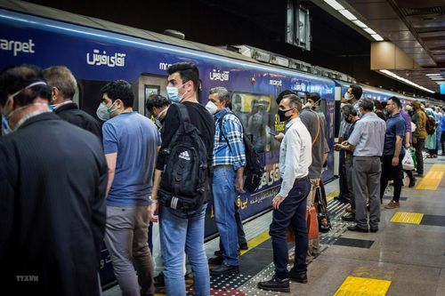 Dịch COVID-19: Iran bắt buộc đeo khẩu trang để ngăn chặn dịch bệnh