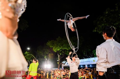 3000 nghệ sĩ diễu hành quanh phố đi bộ Hà Nội