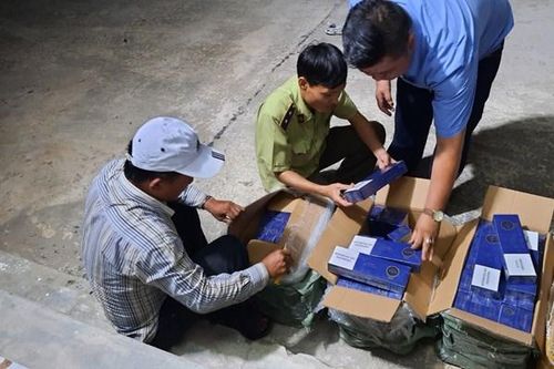 Tạm giữ số lượng hàng hóa lớn có dấu hiệu nhập lậu