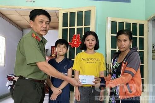 Trao 30 triệu đồng hỗ trợ vợ con người đàn ông tự tử vì nợ nần