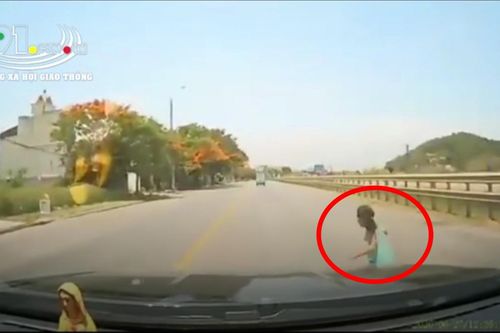Clip: Tài xế đánh lái kịp thời cứu bé gái thoát nạn trong tích tắc