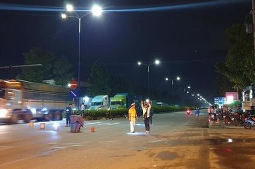 Thi thể đôi nam nữ không còn nguyên vẹn bên cạnh xe máy lúc rạng sáng