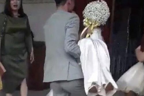 Chú rể bế cô dâu mang thai vào nhà kể về phản ứng sốc của mẹ chồng