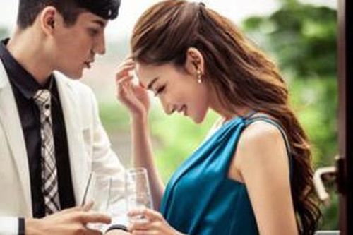 Nỗi khổ của người đàn ông lấy vợ đã trẻ lại còn đẹp, tâm sự từ một 'ông chồng già' 40 tuổi mới bước vào hôn nhân