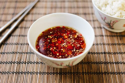 Bí quyết pha nước mắm tỏi ớt thổi hồn vào mọi món ngon
