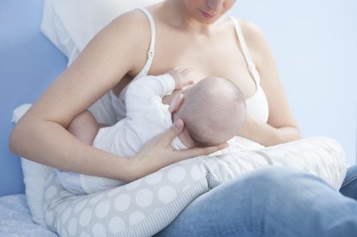 Hai tư thế cho con bú phổ biến