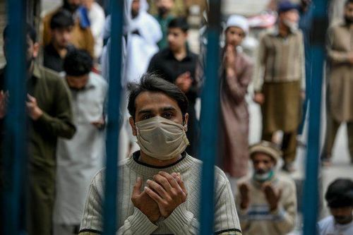Tự chữa Covid-19 bằng 'thần dược' trên chợ đen ở Pakistan