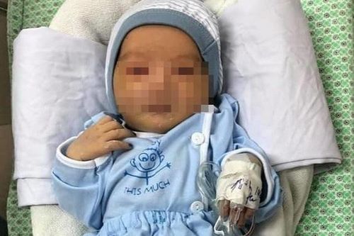 Bé trai bị bỏ rơi ở hố ga đã mất