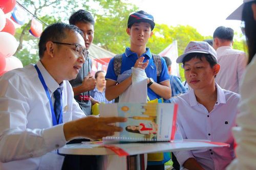 Ngoài điểm thi THPT, có nên dùng học bạ để xét tuyển đại học?