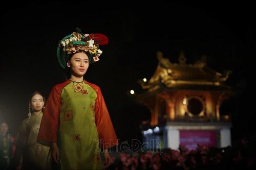 1.000 bộ áo dài di sản tỏa sáng tại Văn Miếu Quốc Tử Giám