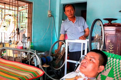 'Hai lúa' chế tạo máy trợ thở giúp con trai vượt bệnh hiểm nghèo