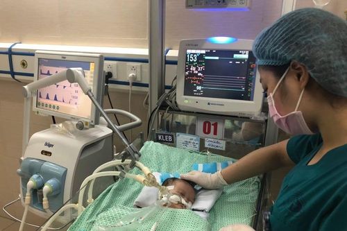 Bé sơ sinh bị bỏ rơi ở hố ga đã tử vong