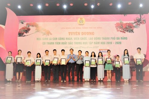 Tuyên dương 254 học sinh vượt khó học giỏi