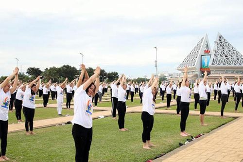 Sôi nổi đồng diễn mừng Ngày Quốc tế Yoga lần thứ 6