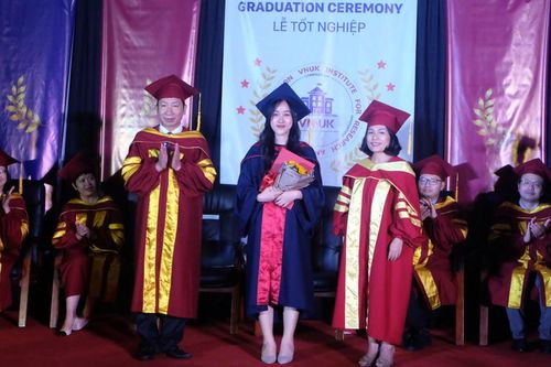 19 tân cử nhân đầu tiên của Viện nghiên cứu và đào tạo Việt-Anh
