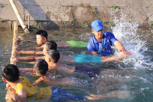 'Nắn dòng' kênh thủy lợi mở lớp dạy bơi miễn phí cho trẻ em