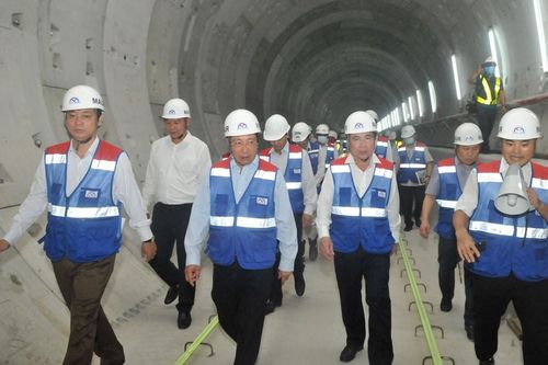Phó Thủ tướng Phạm Bình Minh thị sát tiến độ thi công tuyến metro Bến Thành - Suối Tiên