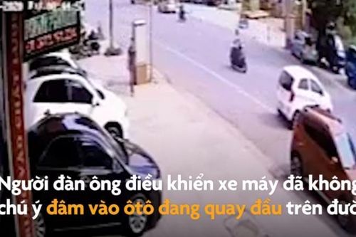 Không chú ý, mô-tô đâm vào xế hộp đang quay đầu xe