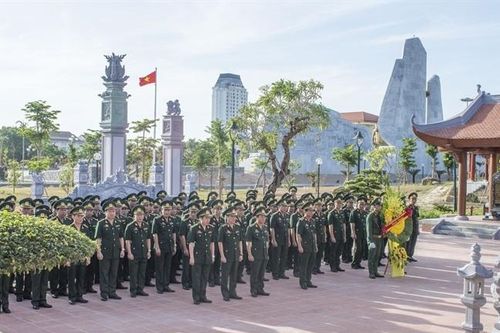 Đảng bộ BĐBP Quảng Bình dâng hương và báo công tại đền thờ Bác Hồ