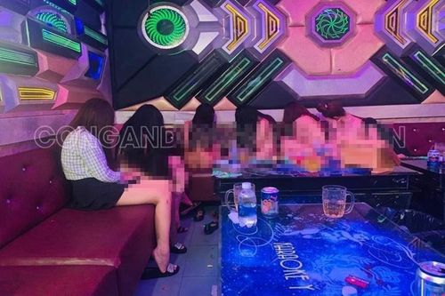 Đồng Nai: Đột kích quán karaoke 'múa thoát y' cho khách mua vui