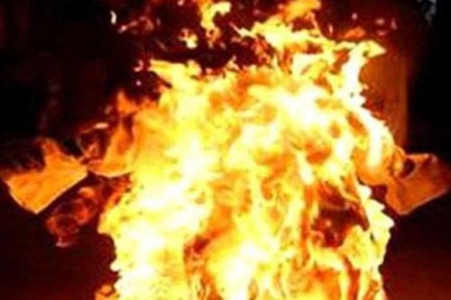 Vợ tử vong, chồng nguy kịch vì ném tàn thuốc gần can xăng