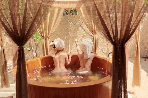 Ngọc Hân tung ảnh 'bán nude' khoe lưng trần quyến rũ