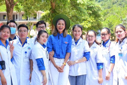 Hoa hậu H'Hen Niê dự lễ khởi công xây Nhà văn hóa cộng đồng