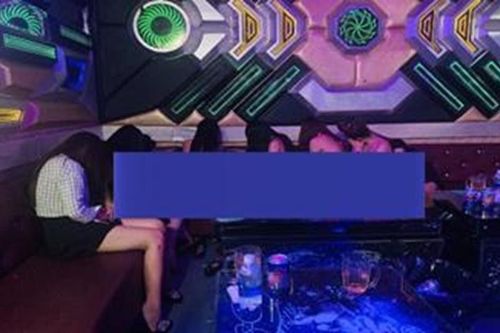 Kiểm tra quán karaoke, phát hiện hàng loạt tiếp viên khỏa thân phục vụ khách
