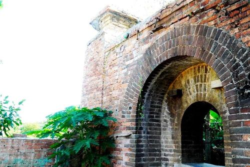 Bí ẩn cổng gạch cổ xuyên tường Kinh thành Huế vừa xuất lộ sau di dời dân