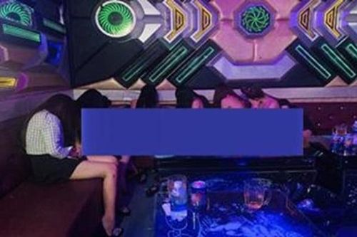 Nhân viên quán karaoke 'thoát y' nhảy múa cùng khách