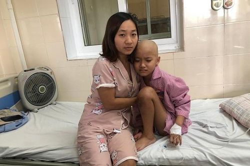 Con ung thư xương, mẹ đơn thân không nhà cửa bất lực cầu cứu