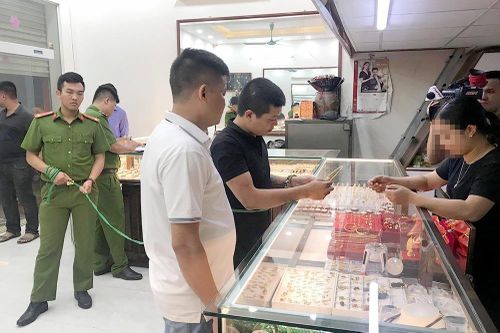 Lời khai tiết lộ kế hoạch cướp tiệm vàng của kẻ mặc sơ mi trắng ở Hà Nội