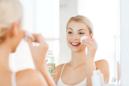Những việc tuyệt đối không được làm khi dùng nước muối sinh lý tẩy trang
