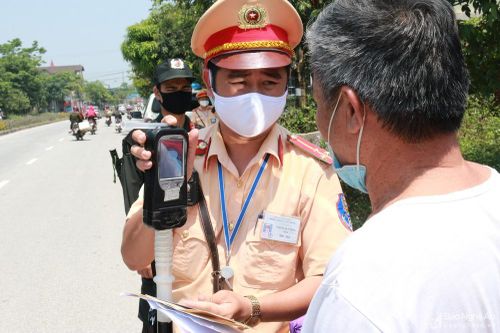 Thổi nồng độ cồn, một tài xế ở Nghệ An bị phạt 35 triệu đồng, tước bằng 23 tháng