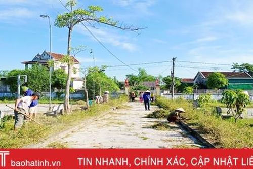 Nắng nóng, nông dân Hà Tĩnh vẫn say sưa làm đẹp vườn, sạch lối