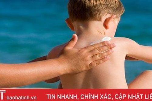Ngày hè, mẹ đưa bé ra ngoài chơi, thoa kem chống nắng thế nào mới là chuẩn chỉnh?