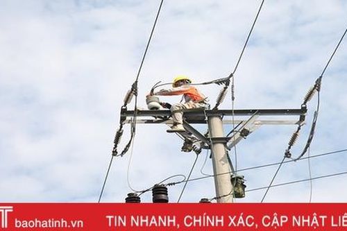Công nhân Điện lực Hà Tĩnh 'đội nắng' canh dòng điện an toàn