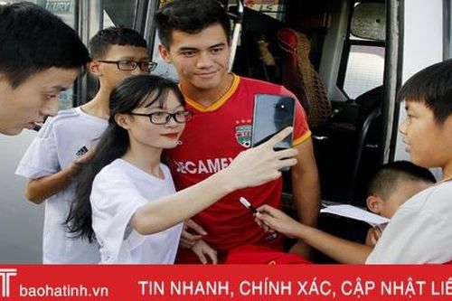 Các fan vây quanh Tiến Linh trong buổi tập làm quen SVĐ Hà Tĩnh
