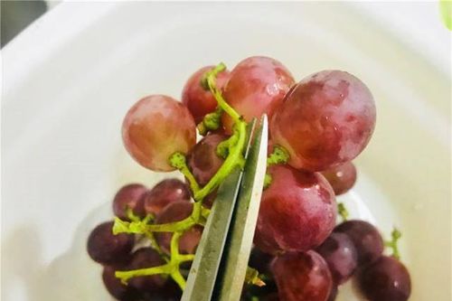 Rửa nho hãy thêm thứ bột này đảm bảo sạch, ăn mà không cần bỏ vỏ nữa